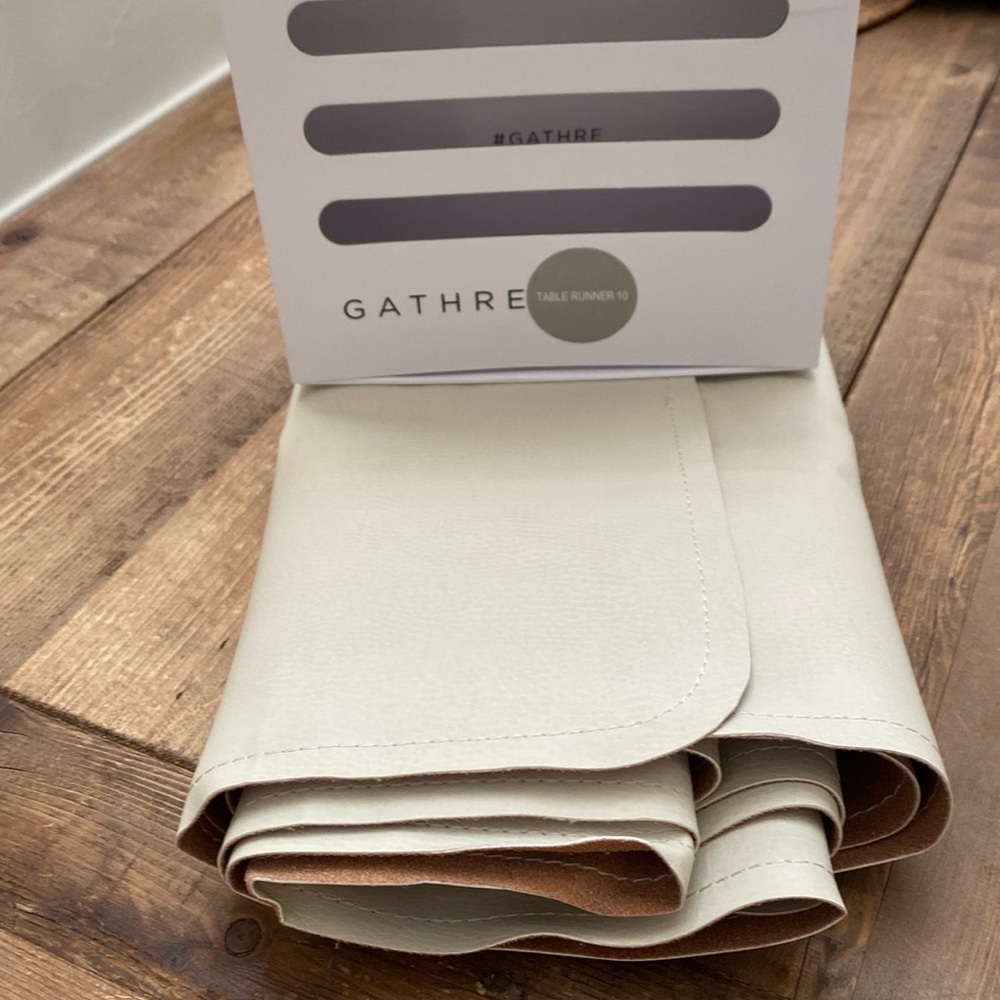 Gathre table runner blanc